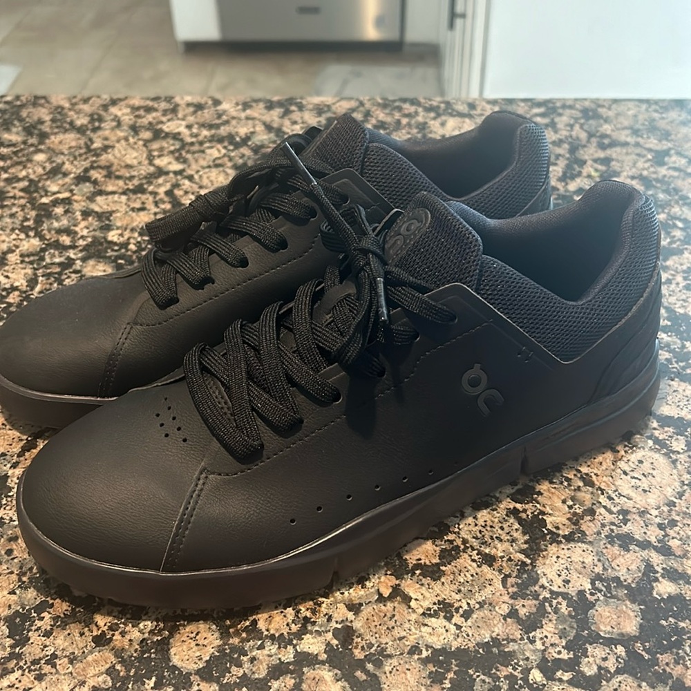 On Running The Roger Advantage All Black M 11